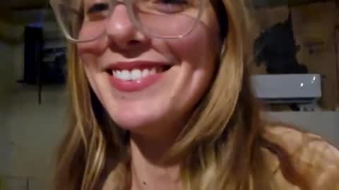 Snapshot of chezzaluna chatting on December 2024 03:58:01 AM Chezza online show from December 2024 03:58:01 AM