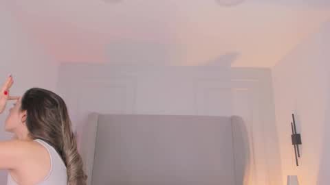 Chloe online show from December 2025 12:09:01 PM