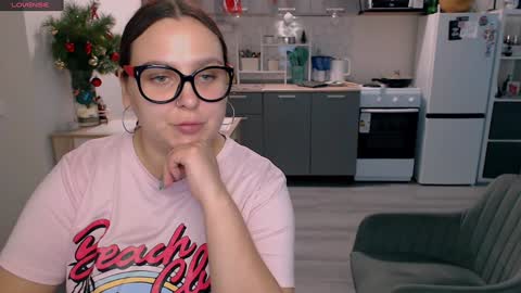 Snapshot of chloe_x_ chatting on December 2024 03:47:02 PM Eva and Sandra online show from December 2024 03:47:02 PM