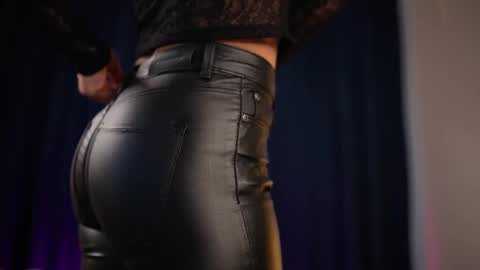 chloemin_ online show from November 2025 07:09:01 AM