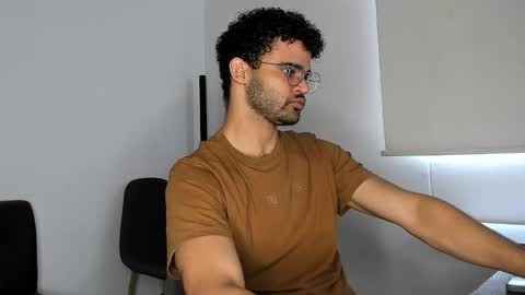 Snapshot of chrisandrew_ chatting on November 2025 03:33:02 PM Im Chirs IM MODEL INDEPENDT online show from November 2025 03:33:02 PM