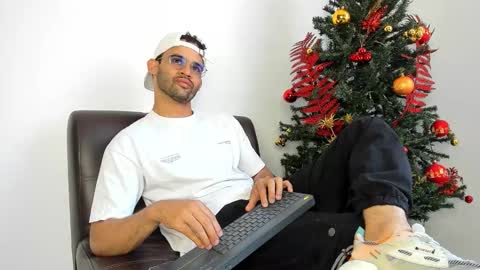 Snapshot of chrisandrew_ chatting on November 2025 08:02:01 PM Im Chirs IM MODEL INDEPENDT online show from November 2025 08:02:01 PM