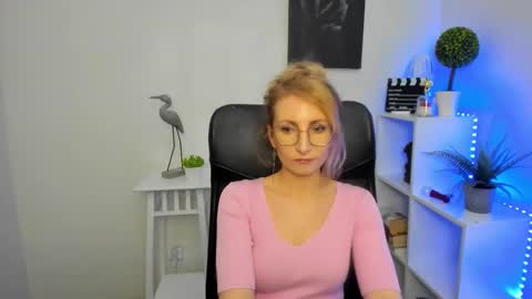 Snapshot of cinderellamoon chatting on February 2026 06:32:02 AM Cinderella online show from February 2026 06:32:02 AM