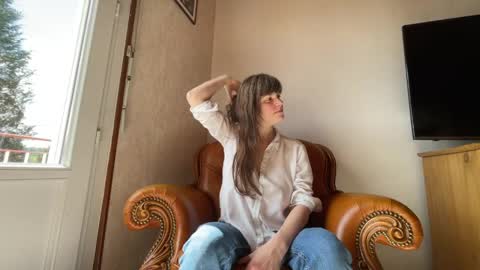 Claire Moulin online show from April 2026 12:00:02 PM