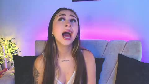 cloe_martinezz_ online show from April 2026 05:17:01 PM