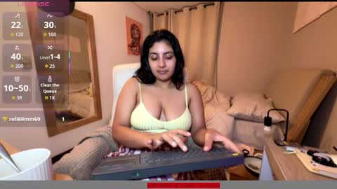 cloe small online show from October 2025 04:34:02 AM