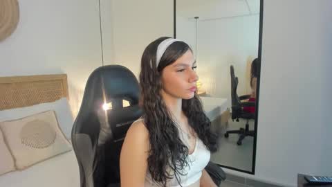 cloee20_ online show from December 2025 02:28:02 AM