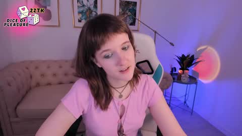 Snapshot of clover_red chatting on December 2024 05:12:01 PM Clover follow me online show from December 2024 05:12:01 PM