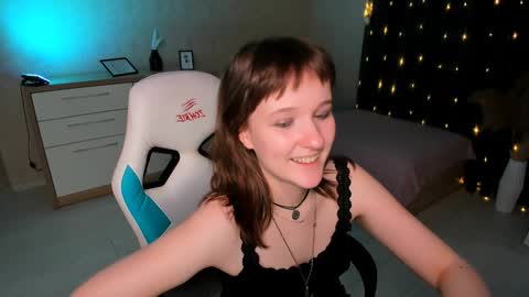 Snapshot of clover_red chatting on December 2024 06:35:02 PM Clover follow me online show from December 2024 06:35:02 PM