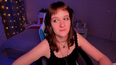 Snapshot of clover_red chatting on December 2024 06:04:02 PM Clover follow me online show from December 2024 06:04:02 PM