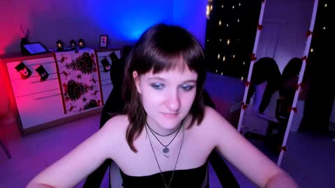 Snapshot of clover_red chatting on December 2024 06:22:02 PM Clover follow me online show from December 2024 06:22:02 PM