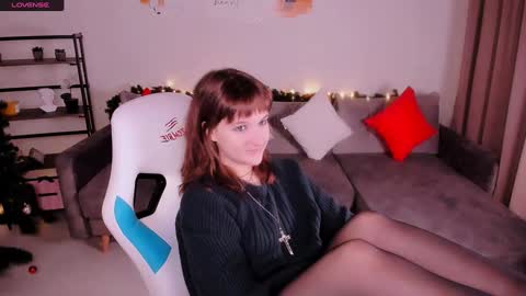 Snapshot of clover_red chatting on January 2025 03:23:01 PM Clover follow me online show from January 2025 03:23:01 PM