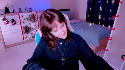 Snapshot of clover_red chatting on January 2025 06:00:01 PM Clover follow me online show from January 2025 06:00:01 PM