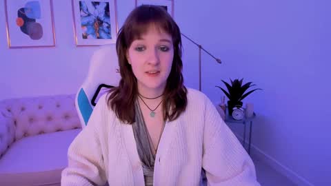 Snapshot of clover_red chatting on January 2025 02:19:01 PM Clover follow me online show from January 2025 02:19:01 PM