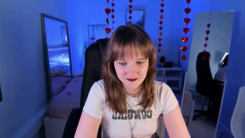 Snapshot of clover_red chatting on February 2025 05:44:01 PM Clover follow me online show from February 2025 05:44:01 PM