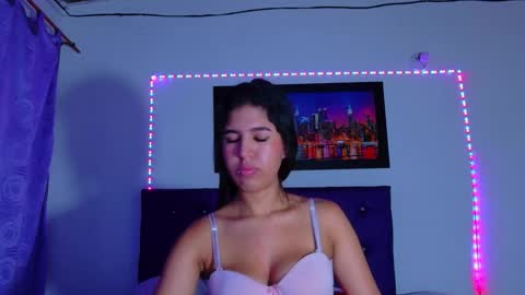 Snapshot of colombianmiilf_ chatting on November 2025 04:59:02 AM Nahomi online show from November 2025 04:59:02 AM