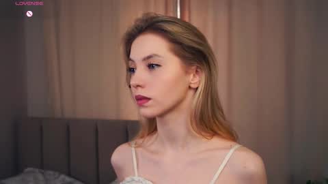 Hello im Sofia Welcme to my room .More hugs and kiss for you online show from November 2025 06:35:01 AM