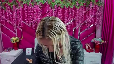 Snapshot of constansblonde chatting on January 2025 01:24:02 PM Constans online show from January 2025 01:24:02 PM