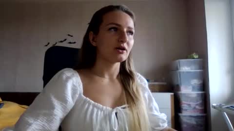 cora_fora online show from October 2025 09:17:01 AM