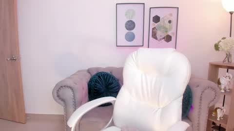 Corina White online show from November 2025 12:49:02 PM