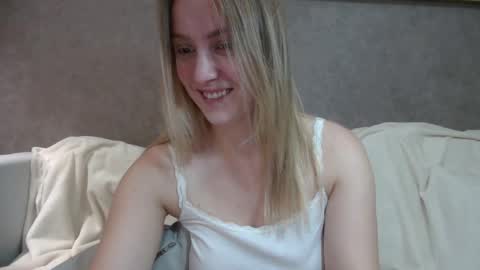 cosmo_blondiee online show from November 2025 12:27:02 PM
