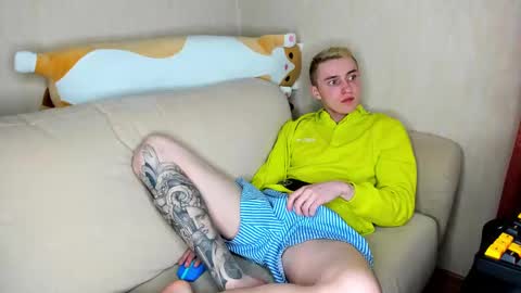 Snapshot of crazybottom99 chatting on February 2025 05:07:01 PM Alex online show from February 2025 05:07:01 PM