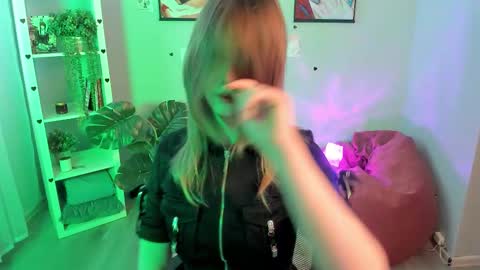 Snapshot of crazysound chatting on February 2026 01:12:02 PM Alice online show from February 2026 01:12:02 PM