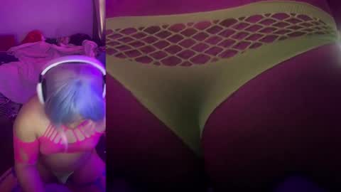 Snapshot of crysisweet chatting on November 2025 07:37:01 PM ChrysiCreambunnmommy online show from November 2025 07:37:01 PM