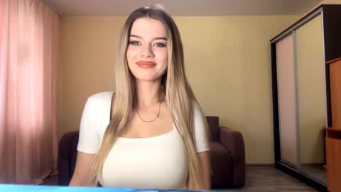 Snapshot of crystarouillard chatting on April 2026 07:40:01 AM Jesi online show from April 2026 07:40:01 AM