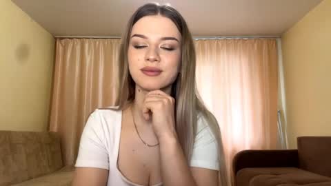 Snapshot of crystarouillard chatting on April 2026 06:17:01 AM Jesi online show from April 2026 06:17:01 AM