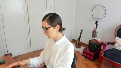 Leonela online show from November 2025 02:43:02 PM