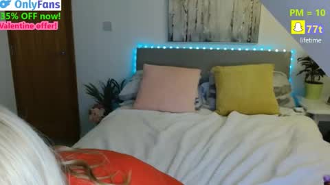 Snapshot of curiousneighbour chatting on February 2026 10:50:02 PM FREE Instagram dancingneighbour online show from February 2026 10:50:02 PM