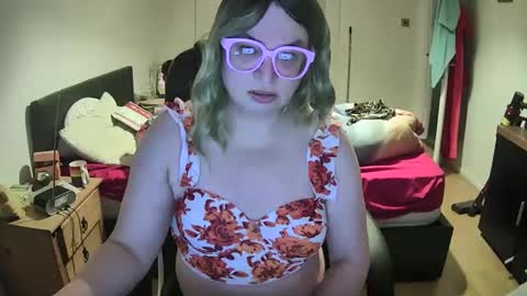 Snapshot of curleyshirley chatting on January 2025 05:24:02 PM Shirley online show from January 2025 05:24:02 PM