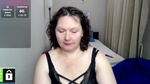 Snapshot of curvy_girlz chatting on October 2025 03:46:02 PM curvy_girlz online show from October 2025 03:46:02 PM