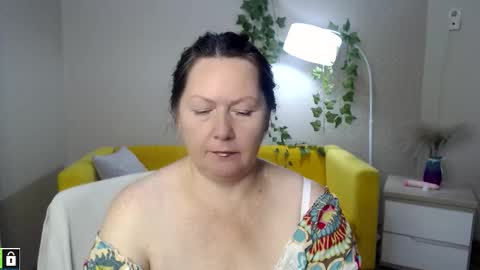 Snapshot of curvy_girlz chatting on November 2025 05:23:01 PM curvy_girlz online show from November 2025 05:23:01 PM