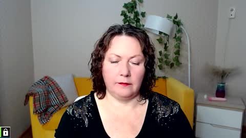 Snapshot of curvy_girlz chatting on November 2025 05:36:02 PM curvy_girlz online show from November 2025 05:36:02 PM