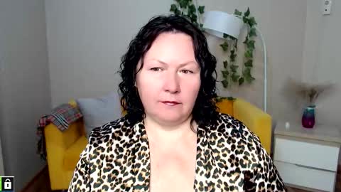 Snapshot of curvy_girlz chatting on November 2025 04:28:01 PM curvy_girlz online show from November 2025 04:28:01 PM