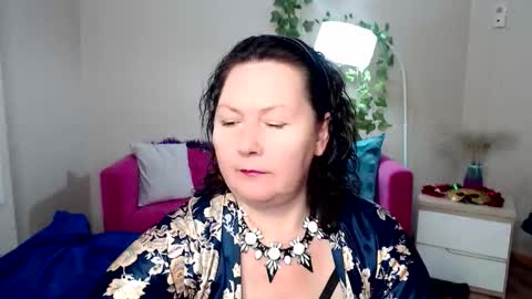 Snapshot of curvy_girlz chatting on November 2025 05:37:01 PM curvy_girlz online show from November 2025 05:37:01 PM