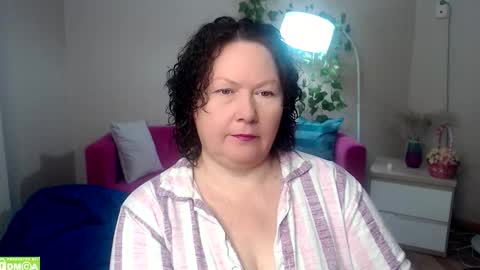 Snapshot of curvy_girlz chatting on December 2025 05:08:02 PM curvy_girlz online show from December 2025 05:08:02 PM