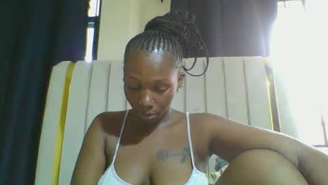 Snapshot of curvybootyj chatting on February 2025 06:19:01 AM CuteJJudy online show from February 2025 06:19:01 AM