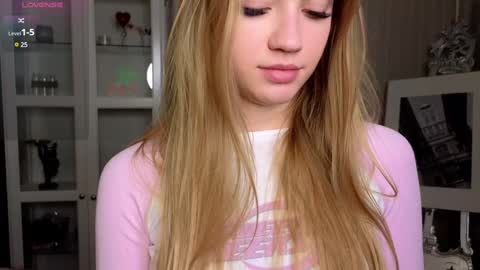 Snapshot of cute_fox_girl chatting on December 2024 07:06:02 AM Anne online show from December 2024 07:06:02 AM