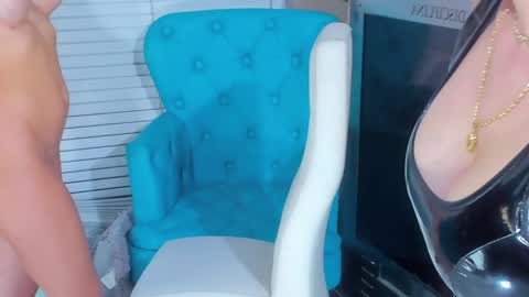 Snapshot of cuteanddesesperate chatting on February 2025 03:55:02 AM WANNA SEE MORE OF TWINS online show from February 2025 03:55:02 AM