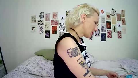 Snapshot of cutefemme chatting on November 2025 08:14:01 AM Bella online show from November 2025 08:14:01 AM