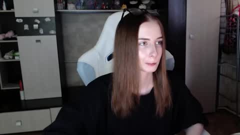 Cutti Crystal online show from November 2025 02:44:01 AM