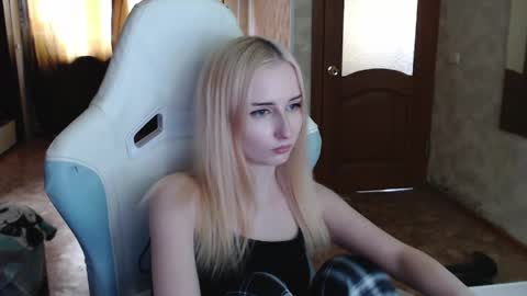 Cutti Crystal online show from April 2026 01:42:02 AM