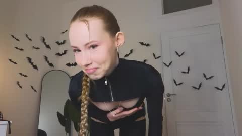 Snapshot of cuute_angell chatting on October 2025 05:13:02 PM Virginia See you on Sunday online show from October 2025 05:13:02 PM