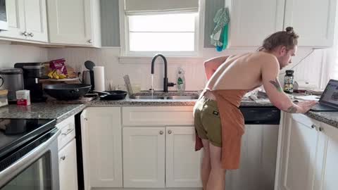 Snapshot of daddydaydrinkz chatting on January 2025 06:41:02 PM DaddydayDrinkz online show from January 2025 06:41:02 PM