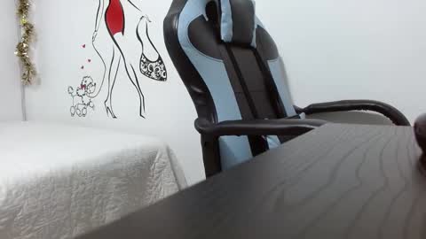 Snapshot of dafnnee_ross chatting on December 2024 12:12:02 PM DAFNNE online show from December 2024 12:12:02 PM