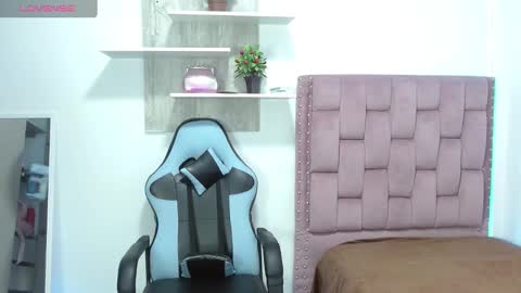 Snapshot of dafnnee_ross chatting on January 2025 12:14:01 PM DAFNNE online show from January 2025 12:14:01 PM