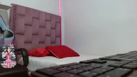 Snapshot of dafnnee_ross chatting on March 2025 12:11:02 PM DAFNNE online show from March 2025 12:11:02 PM